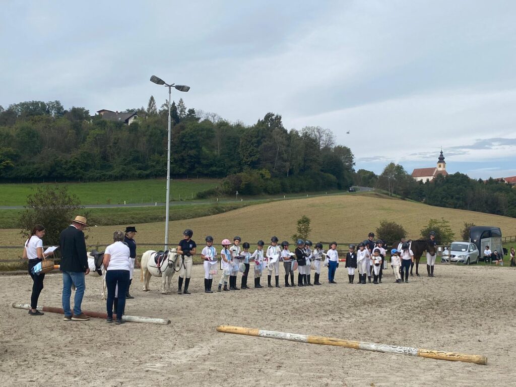Das war unser 1. Kinderreitturnier auf der Anlage des Pferdesportvereins Trautmannsdorf. Es war ein tolles Event mit viel Spaß. Ich freue mich auf unser nächstes Turnier 2024.
